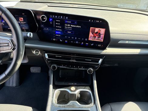 Used 2025 Chevrolet Traverse LT image 22