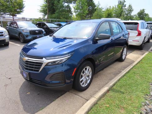 Used 2023 Chevrolet Equinox LS FWD image 3
