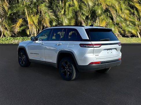 Used 2022 Jeep Grand Cherokee Altitude AWD/4WD image 7
