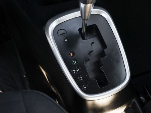 Used 2018 Toyota Yaris L image 32