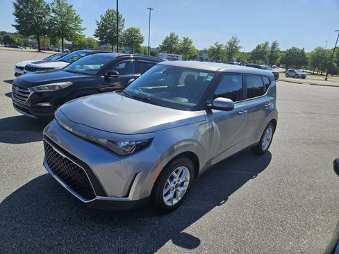 Used 2025 Kia Soul LX w/ LX Technology Package FWD image 3