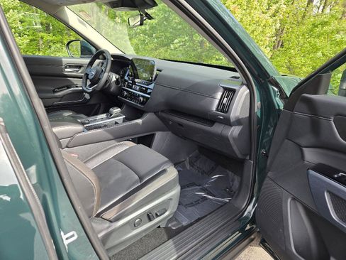 Used 2025 Nissan Pathfinder SL AWD/4WD image 22