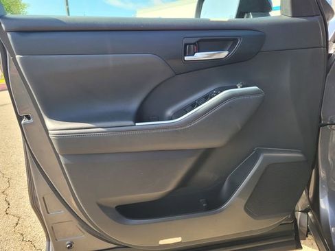 Used 2023 Toyota Highlander XSE FWD image 18