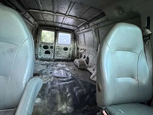 Used 2003 Ford E-250 and Econoline 250 Van 3D image 5