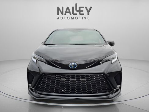 Used 2025 Toyota Sienna XSE w/ XSE Plus Package image 9