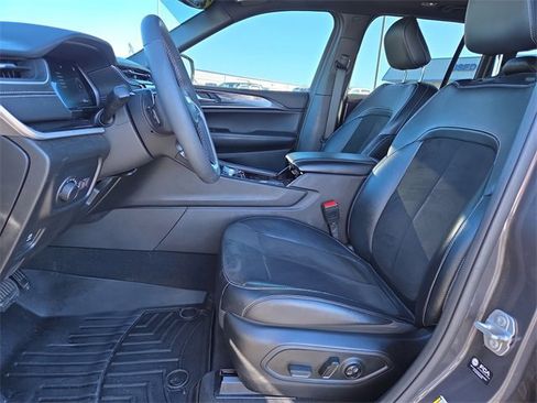 Used 2023 Jeep Grand Cherokee Altitude image 12