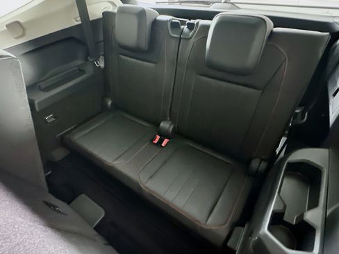 Used 2024 Volkswagen Tiguan SE image 28