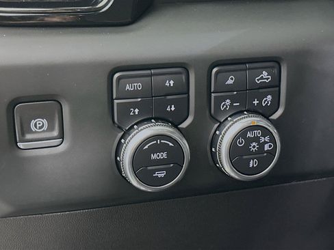 Used 2024 GMC Sierra 1500 AT4 w/ Technology Package AWD/4WD image 14