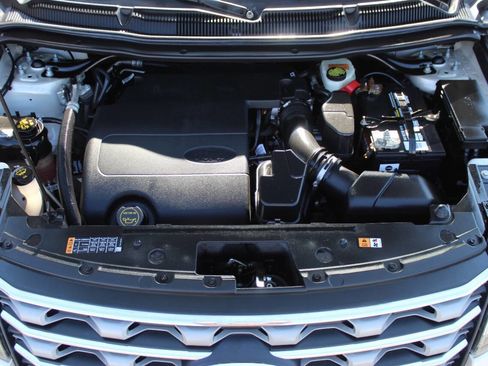 Used 2017 Ford Explorer XLT w/ Equipment Group 202A image 8