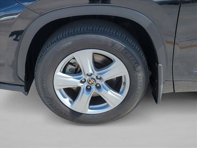 Used 2023 Toyota Highlander LE AWD/4WD image 24