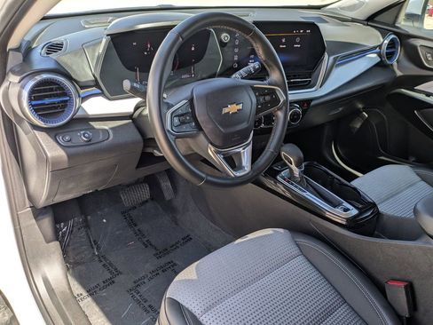 Used 2025 Chevrolet Trax LT w/ LT Convenience Package FWD image 14