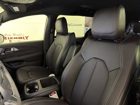 New 2026 Chrysler Pacifica Select FWD image 10