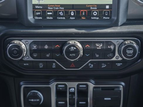 Used 2020 Jeep Wrangler Unlimited Sahara image 25