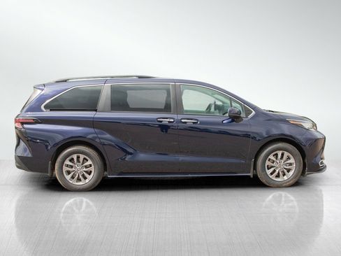 Used 2023 Toyota Sienna XLE FWD image 6