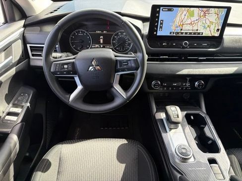 Used 2025 Mitsubishi Outlander ES FWD image 17