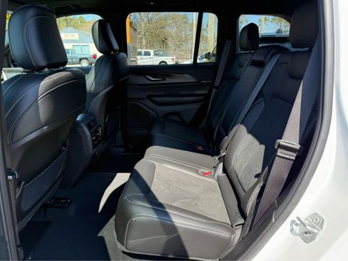 Used 2025 Jeep Grand Cherokee Altitude AWD/4WD image 22