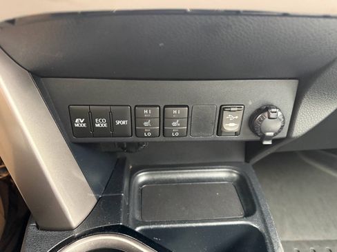 Used 2016 Toyota RAV4 Limited AWD/4WD image 22