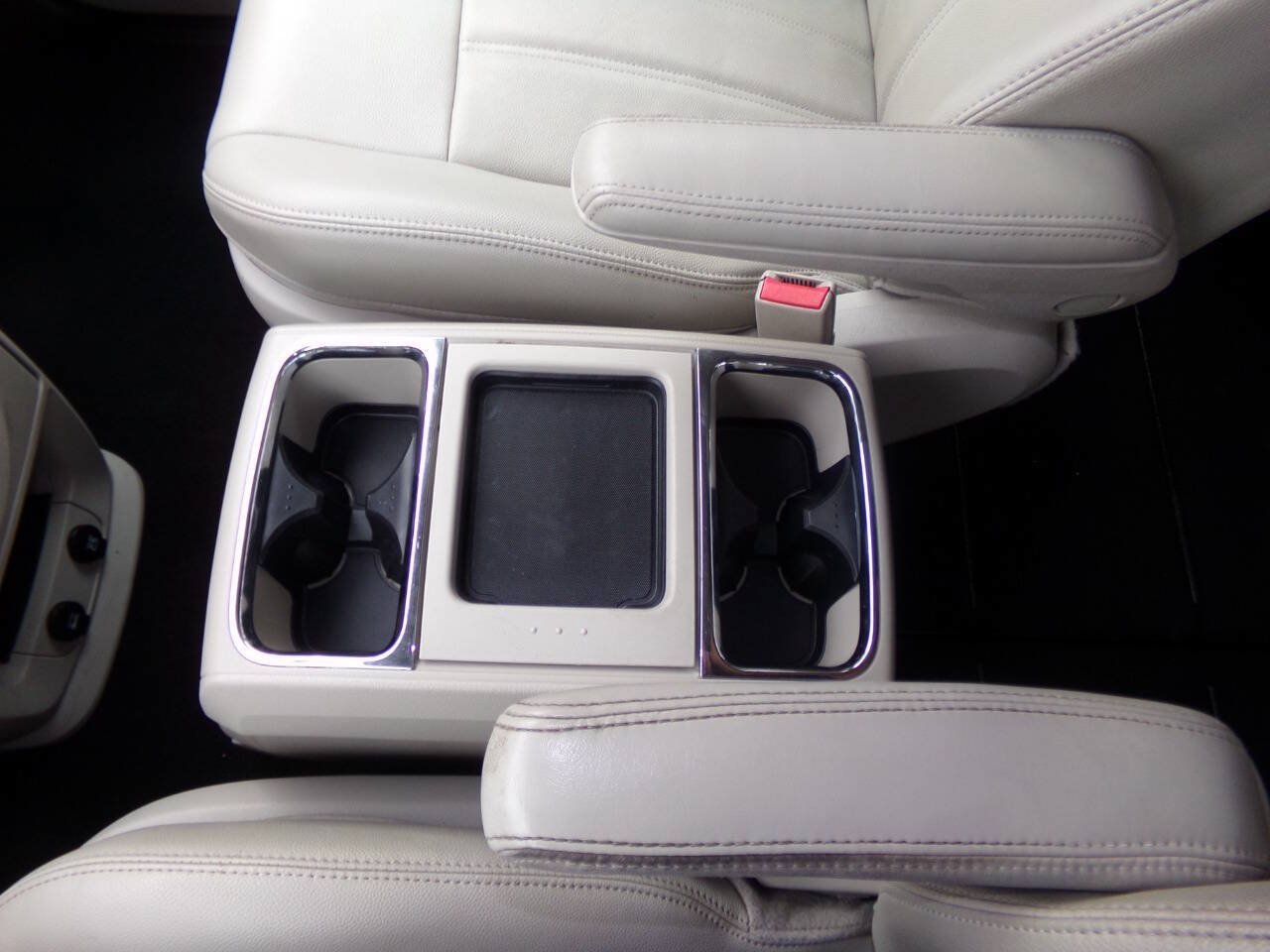 Used 2013 Chrysler Town & Country Touring FWD image 60