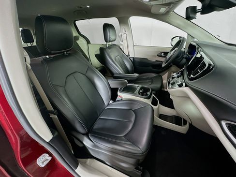 Used 2023 Chrysler Pacifica Touring-L image 31