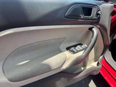 Used 2017 Ford Fiesta SE image 4