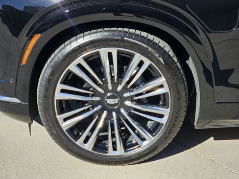 Used 2026 Cadillac Vistiq Premium Luxury image 11