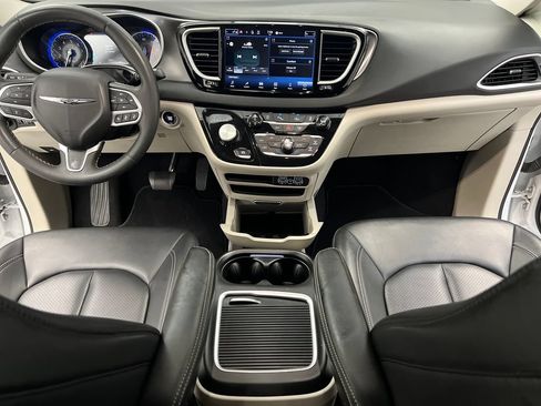 Used 2024 Chrysler Pacifica Touring-L FWD image 53