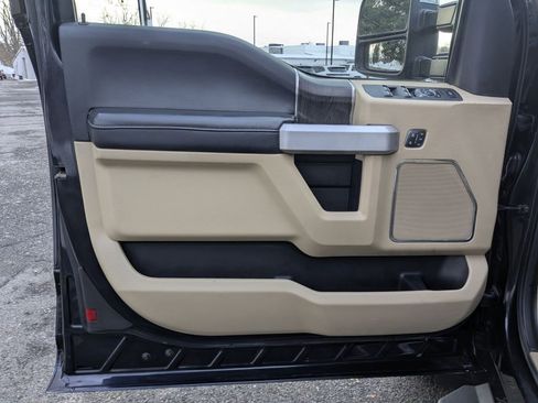 Used 2021 Ford F350 Lariat w/ Chrome Package image 9