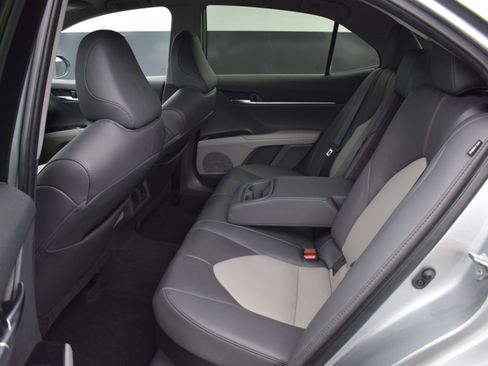 Used 2020 Toyota Camry XLE image 12