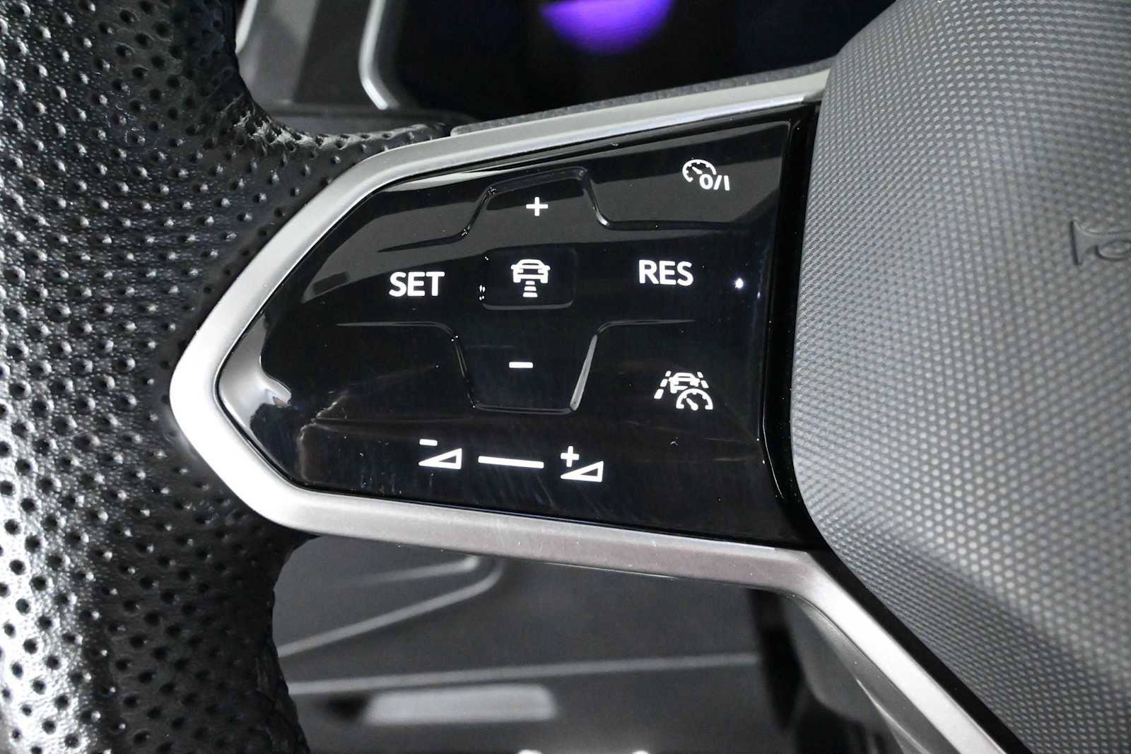 Certified 2023 Volkswagen Tiguan SE R-Line FWD image 21