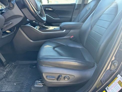 Used 2022 Toyota Highlander XLE AWD/4WD image 5