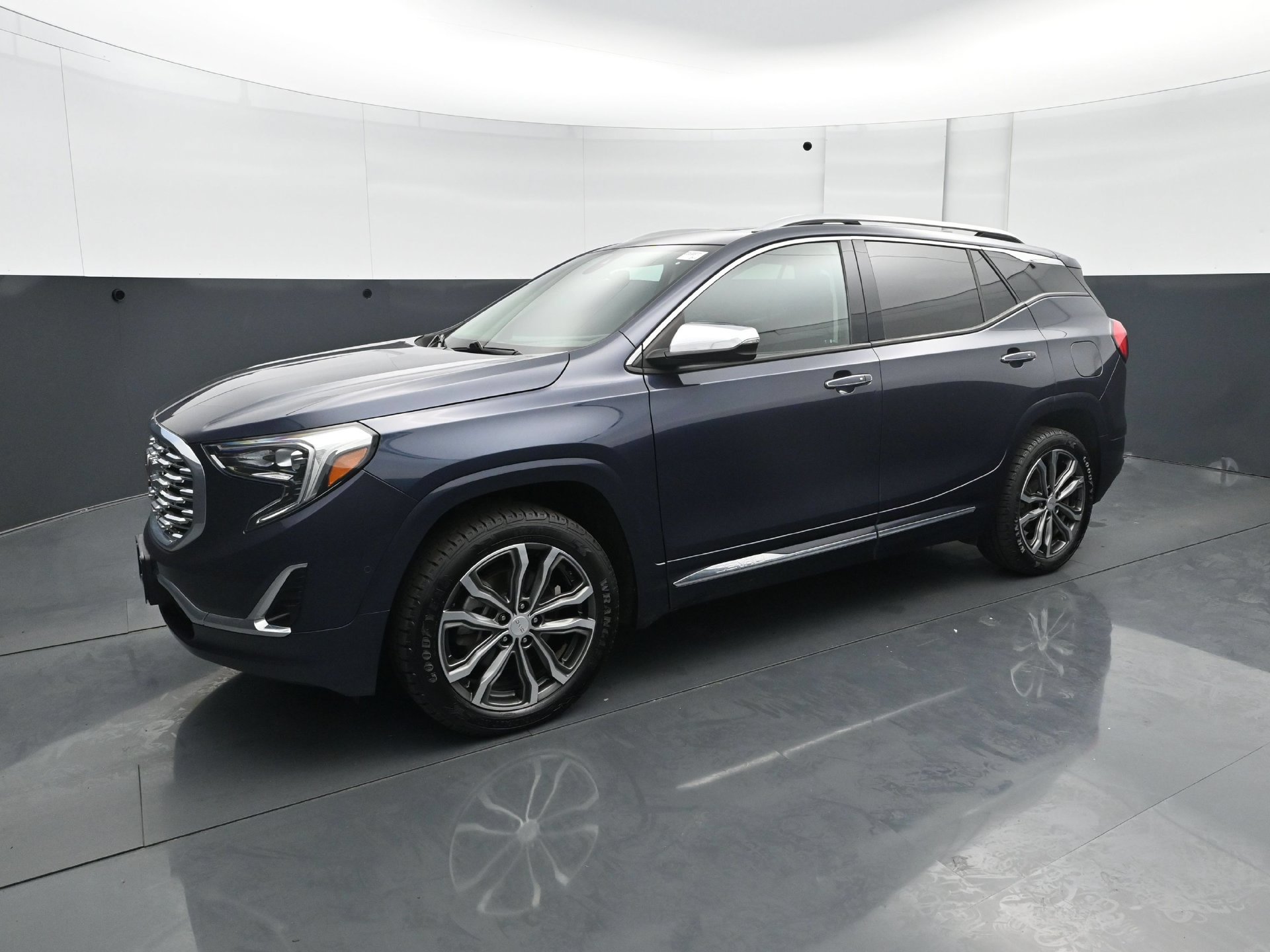 Used 2018 GMC Terrain Denali w/ Advanced Safety Package AWD/4WD image 2