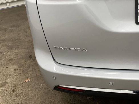 Used 2024 Chrysler Pacifica Touring-L image 10