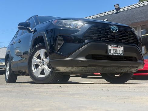 Used 2020 Toyota RAV4 LE AWD/4WD image 2