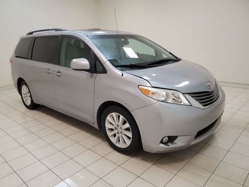 Used 2013 Toyota Sienna XLE AWD/4WD image 24