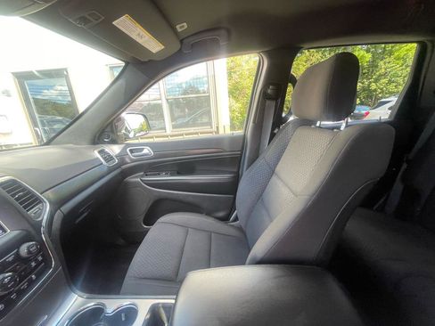 Used 2018 Jeep Grand Cherokee Laredo image 15