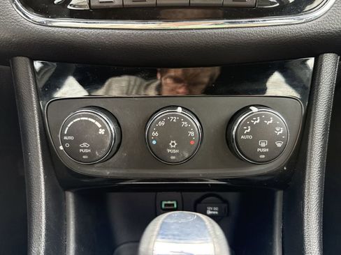 Used 2011 Chrysler 200 Limited image 18