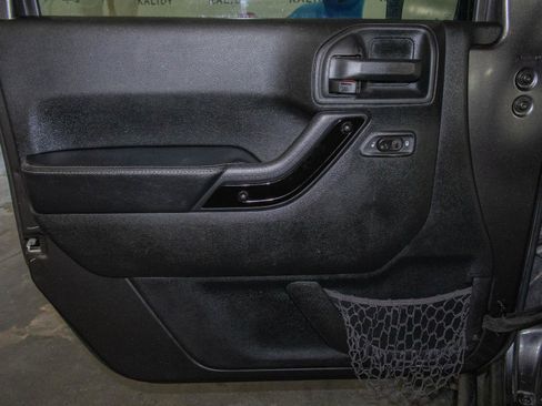 Used 2017 Jeep Wrangler Unlimited Sahara image 9