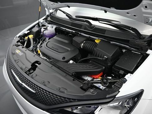 New 2025 Chrysler Voyager LX image 40