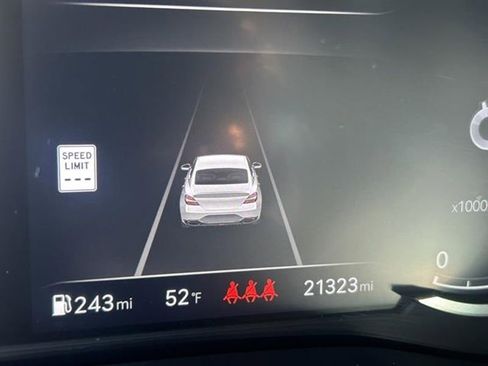 Used 2025 Genesis G70 2.5T image 19