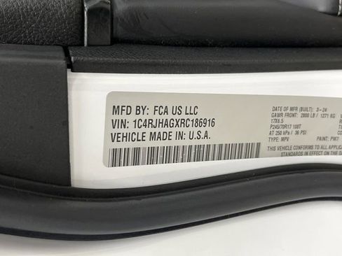 Used 2024 Jeep Grand Cherokee Laredo image 35