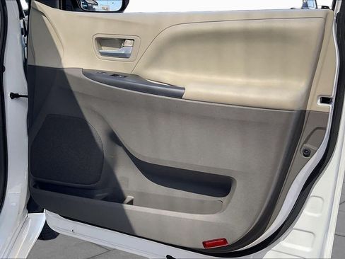 Used 2015 Toyota Sienna LE FWD image 20