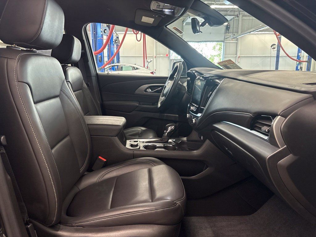 Used 2023 Chevrolet Traverse LT w/ LT Premium Package AWD/4WD image 14