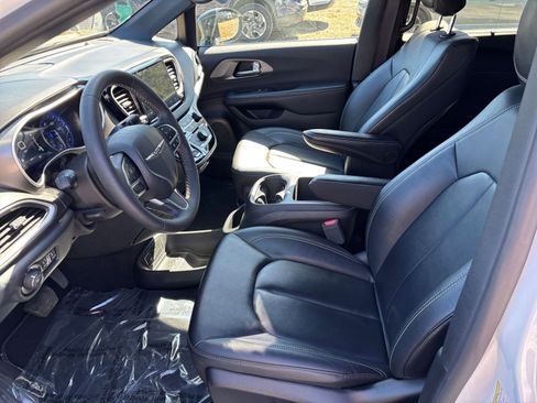 Used 2025 Chrysler Pacifica Select image 29