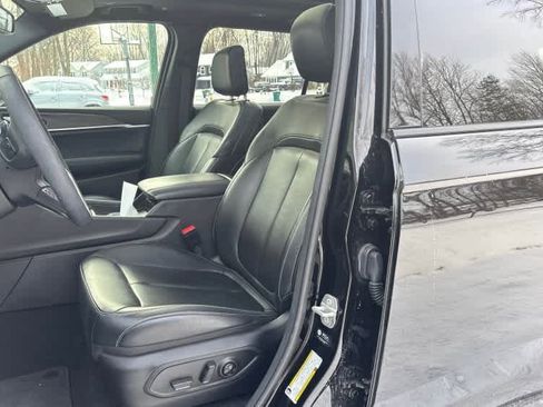 Used 2024 Jeep Grand Cherokee L Limited w/ Black Appearance Package image 5