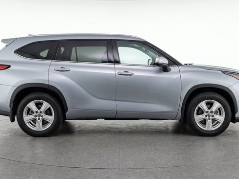 Used 2025 Toyota Highlander LE FWD image 11