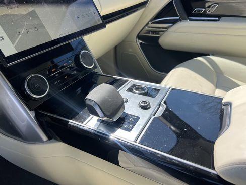 Used 2023 Land Rover Range Rover Long Wheelbase SE image 23