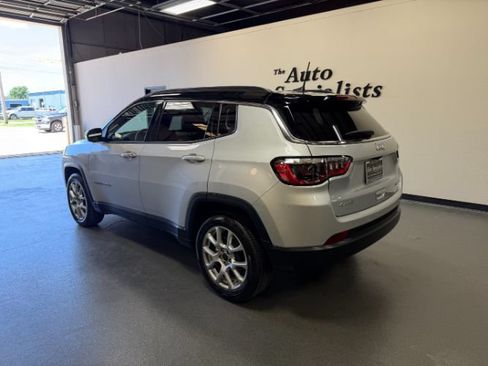 Used 2025 Jeep Compass Limited AWD/4WD image 2