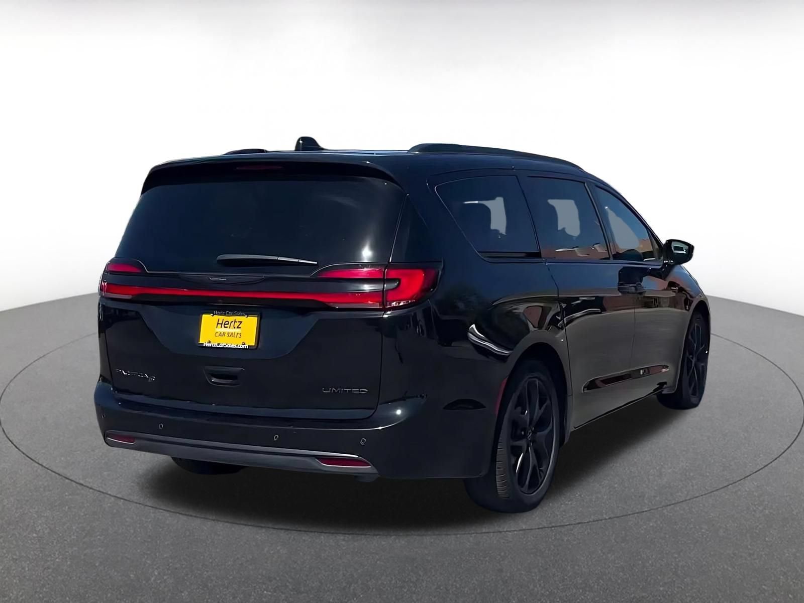 Used 2025 Chrysler Pacifica Limited FWD image 13