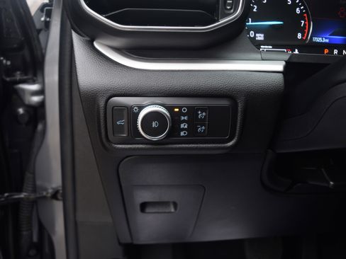 Used 2022 Ford Explorer XLT w/ Equipment Group 202A image 6