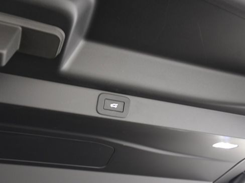 Used 2025 Land Rover Range Rover SE image 24